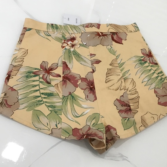 NWT URBAN OUTFITTERS Floral Med Hi-Waist Short - Picture 9 of 16